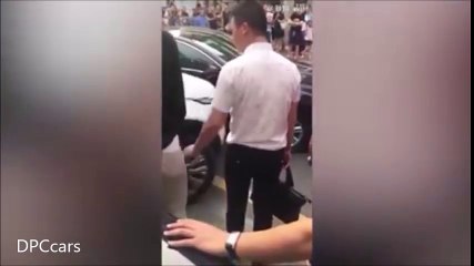 une femme conduisant son Range Rover Evoque percute volontairement une Jaguar XF bloquant son chemin