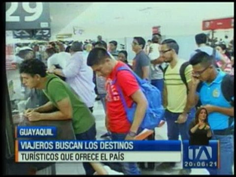 Viajeros buscan destinos turísticos que ofrece el país