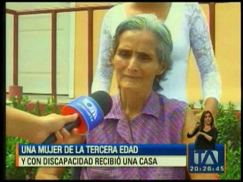 Mujer de la tercera edad con discapacidad recibió su casa