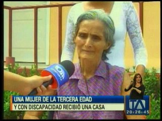 Mujer de la tercera edad con discapacidad recibió su casa