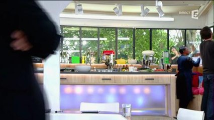Myriam El Khomri accueillie par des manifestants dans "C à Vous"