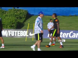 Alisson e Willian analisam treino