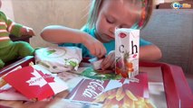 ✔ Baby Born. Yaroslava y su muñeca comen una hamburguesa al café / Vídeo para niñas ✔