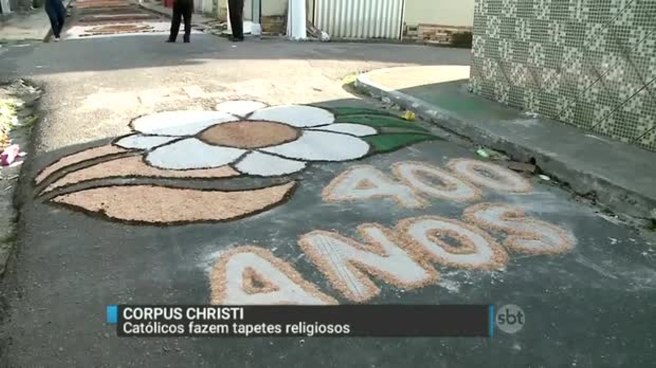 Católicos celebram feriado de Corpus Christi com tradicionais tapetes