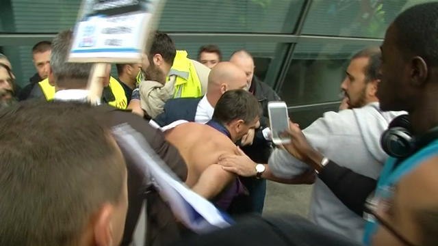 Chemise arrachée à Air France : 5 adhérents CGT devant la justice pour violences en réunion - Le 27/05/2016 à 07h00
