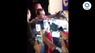 Brad Pitt rescata a una niña entre la marea de fans