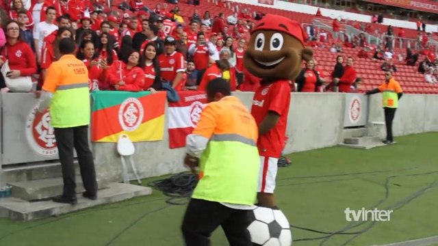 Mascote do Inter e segurança roubam a cena durante intervalo com disputa de dança