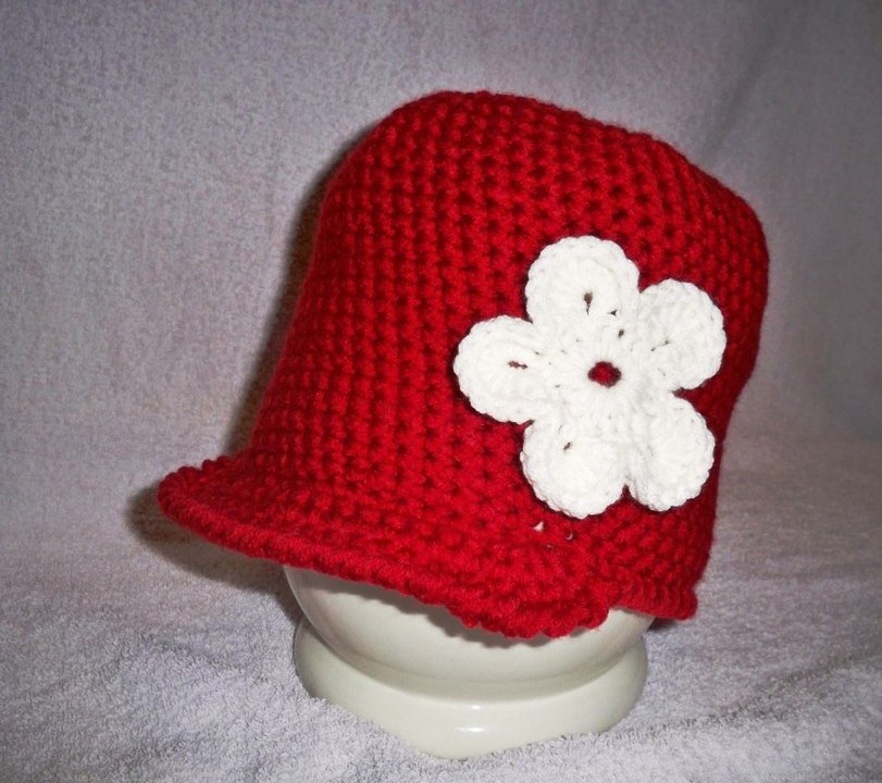 How to crochet a flower - Crochet tutorial for flowers by BerlinCrochet