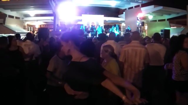 Un ado lui demande une danse. Il la prend par la main, mais ne quittez pas ses pieds des yeux, ouah!