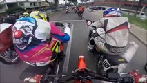 Une course folle entre des dizaines de motos dans les rues de la ville...