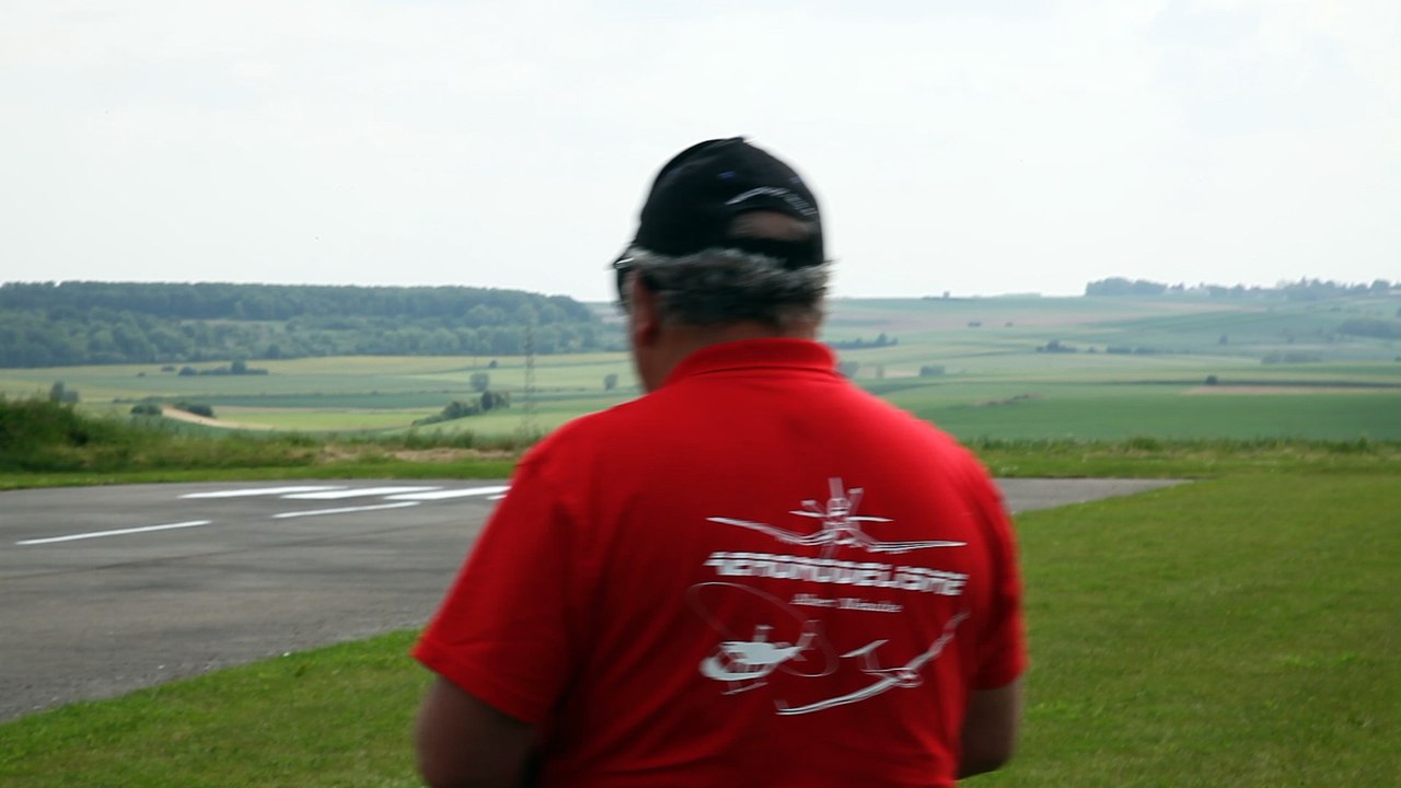 extra 260 de hangar 9 decollage