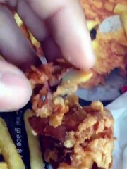 Il retrouve un poussin frit dans son bucket au KFC