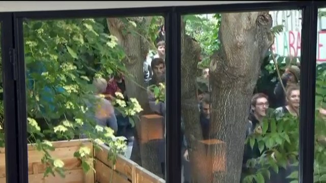 C à vous : El Khomri exfiltrée, l'émission interrompue par des manifestants