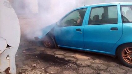 Plein gaz face face à un mur avec sa vieille voiture... Résultat : tout cassé
