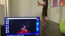Elle se bat contre des zombies en VR... En panique totale