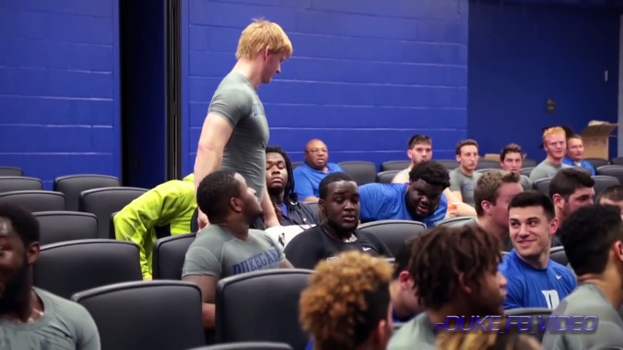 Ses parents lui annoncent qu'il a une bourse universitaire devant son équipe de Football Américain à Duke