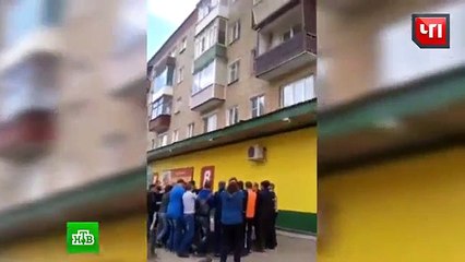 Une famille piégée par les flammes doit sauter par la fenêtre