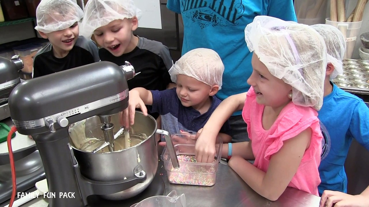 CUPCAKES & FROSTING FUN Plus Bakery Tour!!