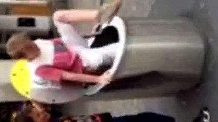 Un enfant se cache dans une poubelle à Zurich