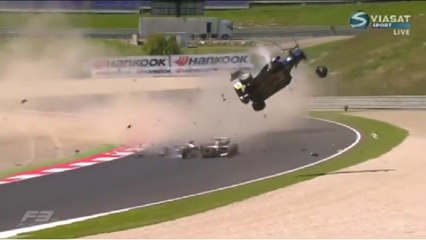 Um acidente arrepiante a envolver três carros na Fórmula 3