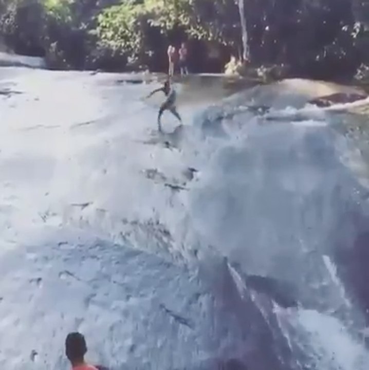 Cet homme marche sur l'eau