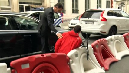 Alexander De Croo percute un cycliste en sortant de sa voiture