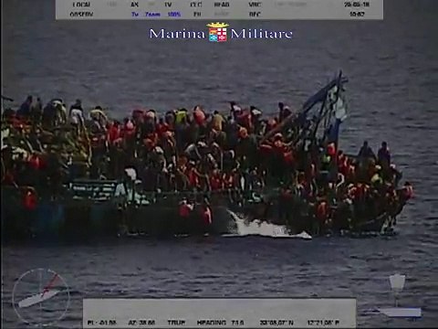 Le naufrage d'un bateau transportant plus de 500 migrants filmé par la marine italienne - Regardez