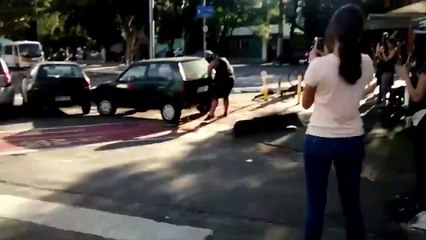 Le mec est caustaux il a pris la voiture tout seul