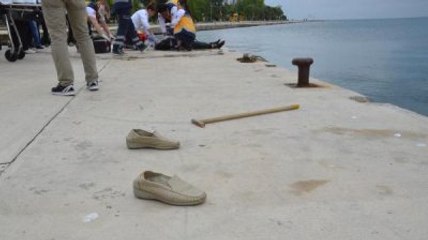 Bastonunu ve Ayakkabılarını Kıyıya Bırakıp, Denize Atladı