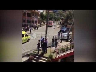 Momenti kur ambulancat shkojnë drejt autobusit të përfshirë nga flakët