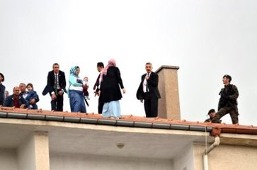 Cumhurbaşkanı Namaz Kılarken, 3 Kadın Çatıya Çıkınca Ortalık Karıştı