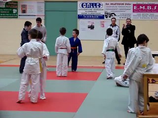 le kimono bleu gagne trop vite et les arbitres ne s y attendaient pas