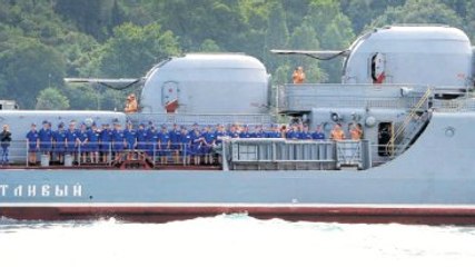 Rus Savaş Gemisinin Güvertesindeki Üniformalı Askerlerin Mesajı: Biz Dostuz