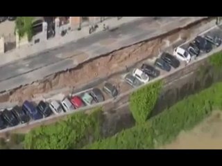 Firenze - Crolla l'argine dell'Arno, auto inghiottite - immagini dall'elicottero - (25.05.16)