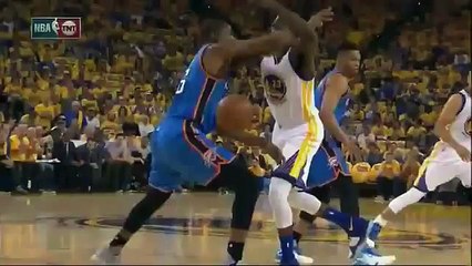 Draymond Green met un coup de pied dans l'épaule de Kevin Durant
