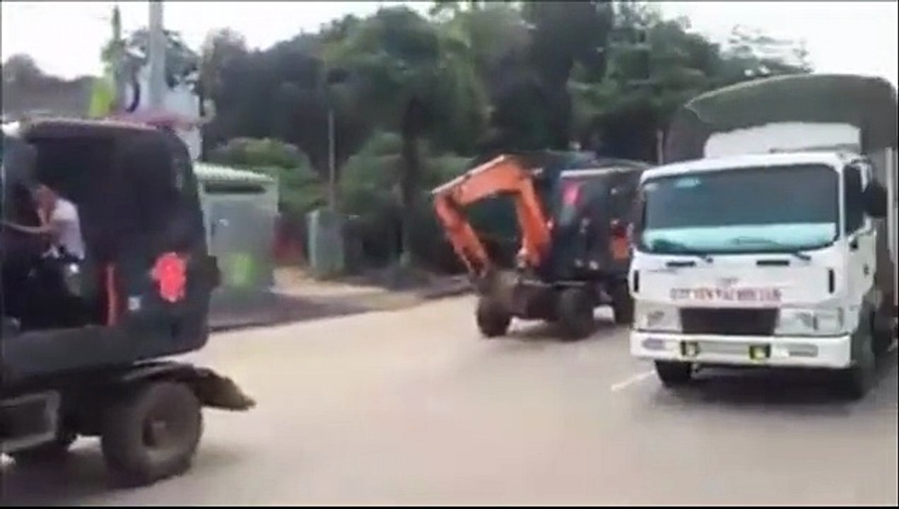 Sốc với đám cưới" rước dâu với 20 chiếc xe máy xúc..."