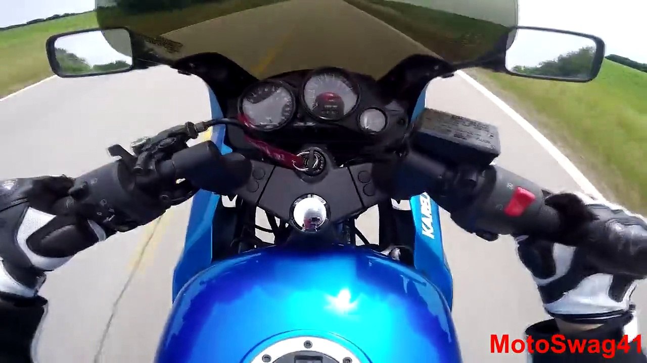 Un motard pris d’une grosse panique en voyant son pote faire une lourde chute