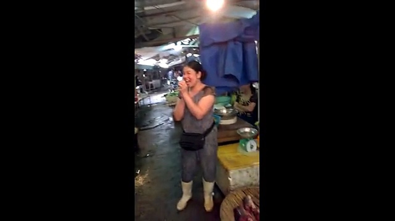 Soái ca hát tại chợ khiến chị em phụ nữ say mê