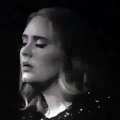 Adele oublie les paroles d'un de ses titres en plein concert - Regardez