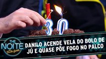 Danilo acende vela do bolo de Jú e quase põe fogo no palco