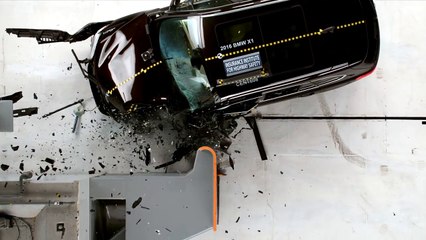 2016 BMW X1 small overlap IIHS crash test