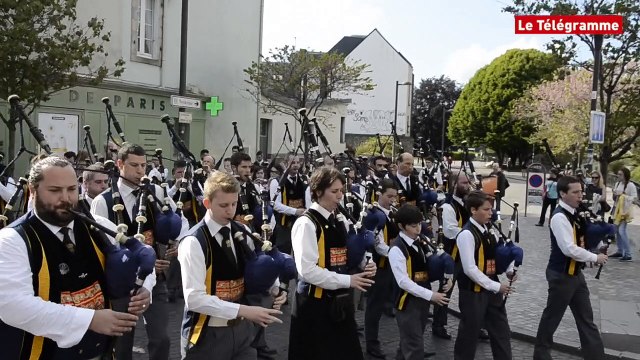 Quimper. Le bagad joue pour la fête des voisins