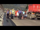 Punëtori i mirëmbajtjes së autostradës aksidentohet për vdekje nga kamioni- Ora News