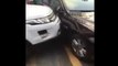 Un automobiliste en colère contre une voiture garée en double file