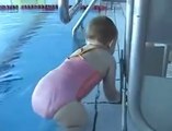 Incroyable : un tout petit qui nage mieux que certains adultes...