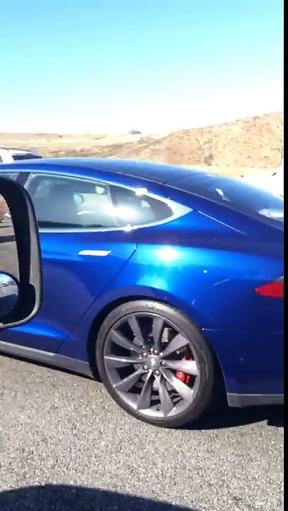 Dormir au volant d'une Tesla dans un embouteillage