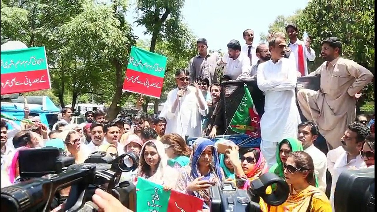 Asad Umer among People of his Halqa - Bashes Govt for Scarcity of Drinking Water in Islamabad