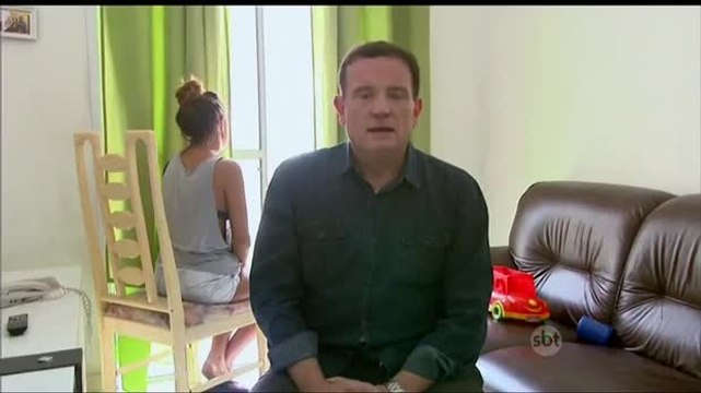 Roberto Cabrini conversa com adolescente estuprada por mais de 30 homens