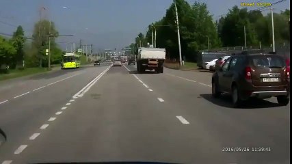 Los Reflejos De Este Conductor Lo Salvaron De Un Terrible Accidente