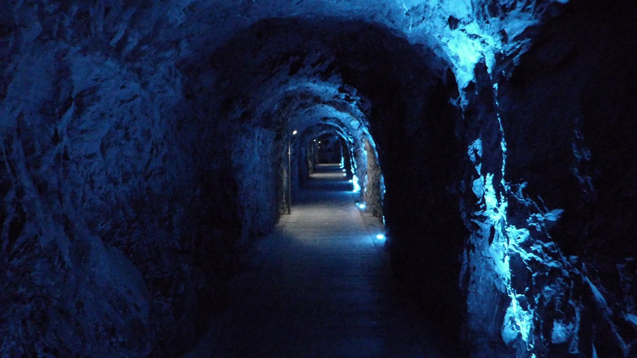 Wandern durch die wilde taminaschlucht (bad ragaz / schweiz)